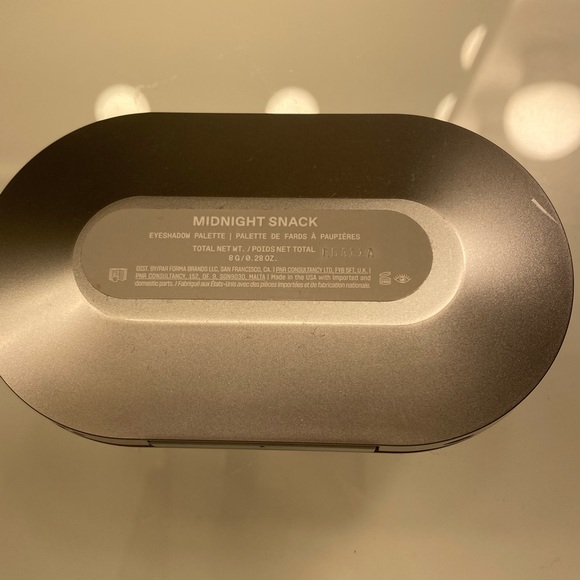 R.E.M. eyeshadow pallet - Picture 3 of 3